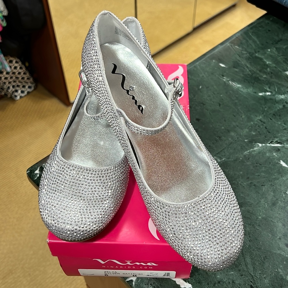 NWOT Nina Zelda Silver Satin size 6